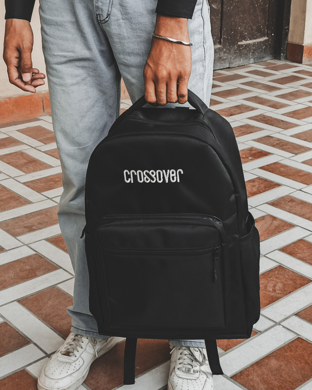 Crossover Classic 101 laptop bag in hand