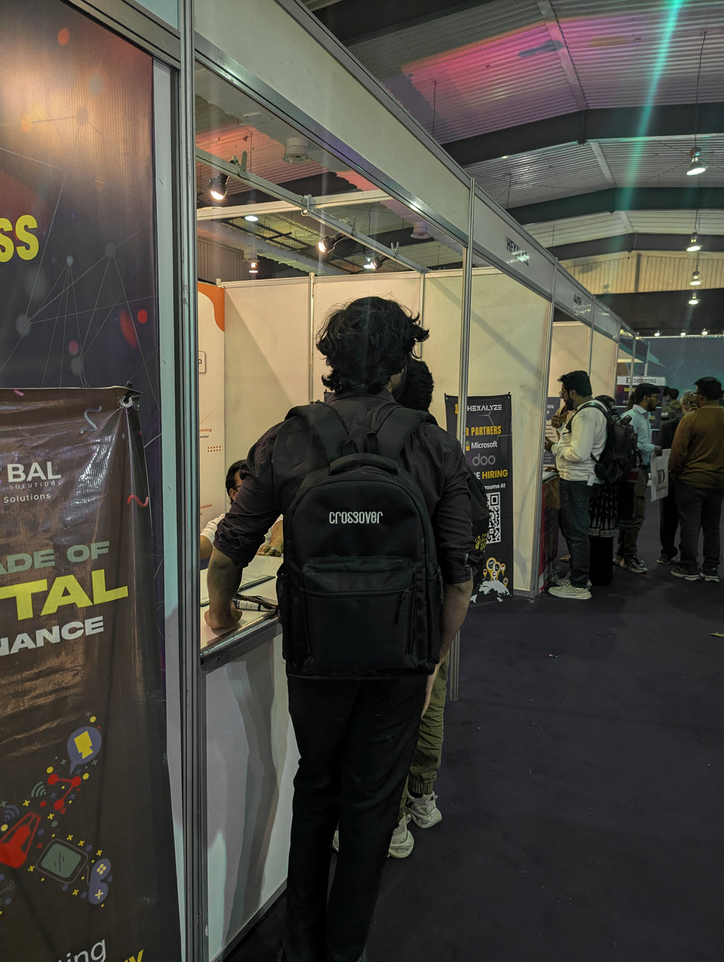 crossover-classic-101-laptop-bag-lifestyle